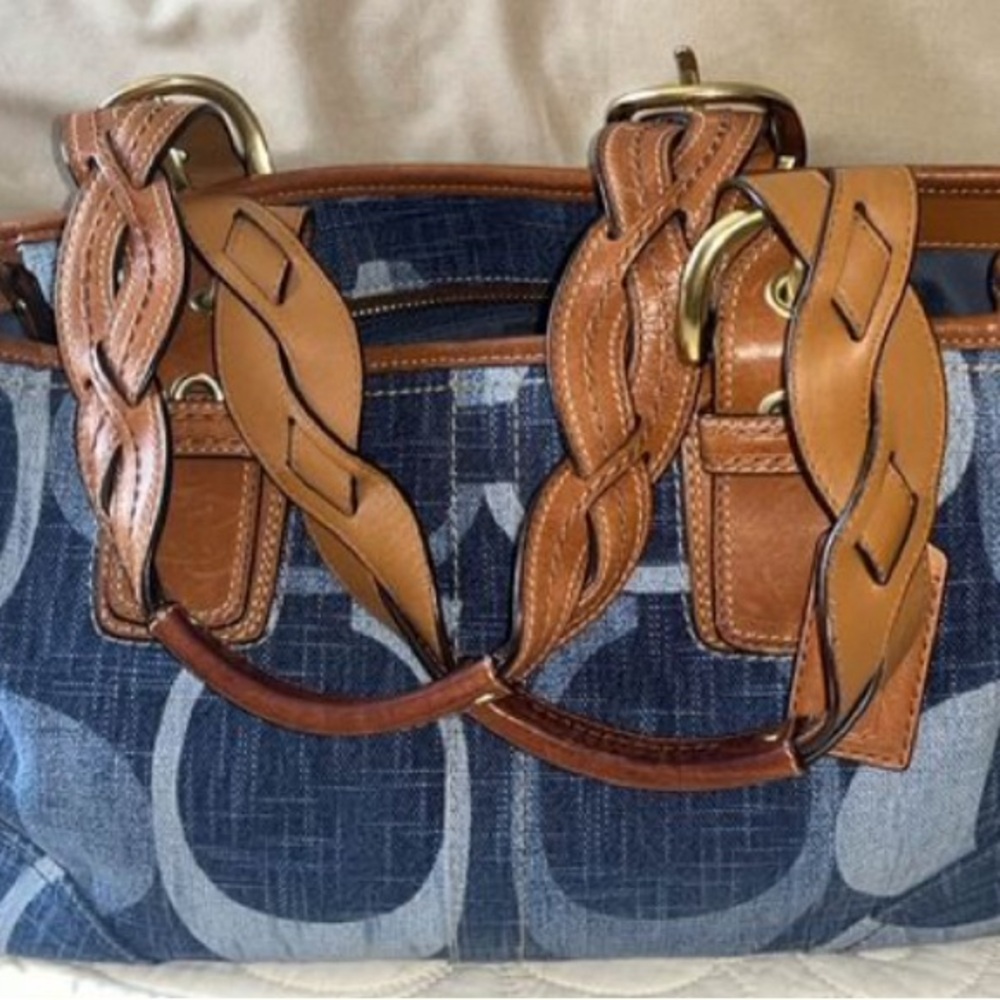 Like new Coach purse. Excellent condition.